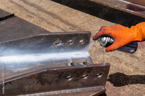 Photography The step fourth of doing penetrant testing is step to use Developer spray into t