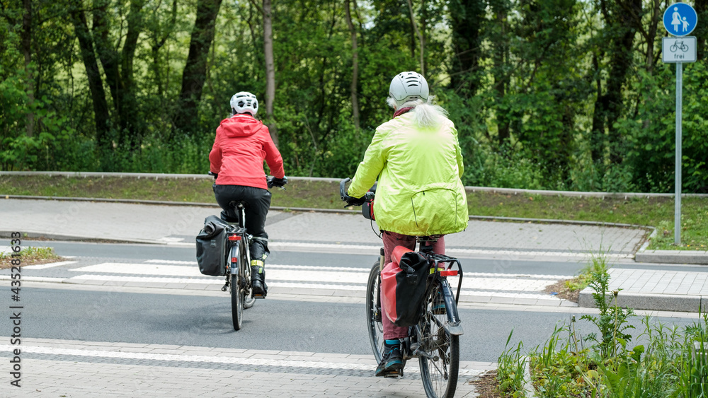 zwei Fahrradfahrer in Regenkleidung zwei Fahrradfahrer in Regenkleidung