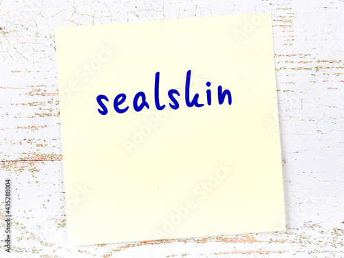 Tableau sur toile Yellow sticky note on wooden wall with handwritten word sealskin