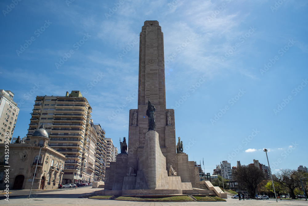 Foto del monumento a la bandera donde se puede ver las estatuas publicas sin personas reconocibles 