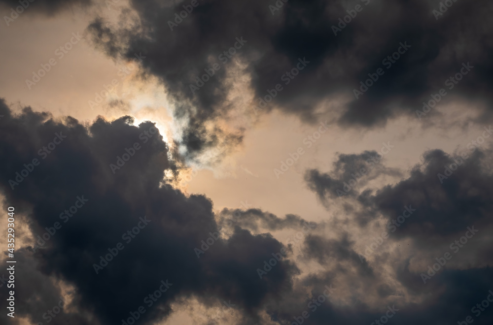 The sun's rays pass through the clouds The sun's rays pass through the clouds