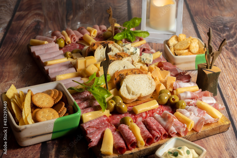 Obraz premium picada tradicional argentina con variedad de fiambres!!!