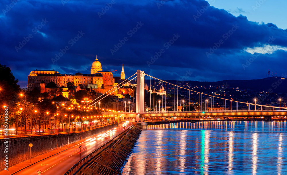 Fototapeta premium Budapest at night, Erzsebet Bridge on the Buda Castle, reflection of night lights on the water