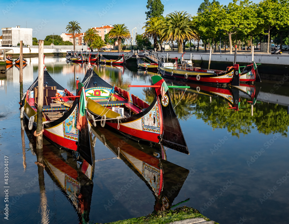 Obraz premium Cidade de Aveiro. Barcos moliceiros na ria de Aveiro.