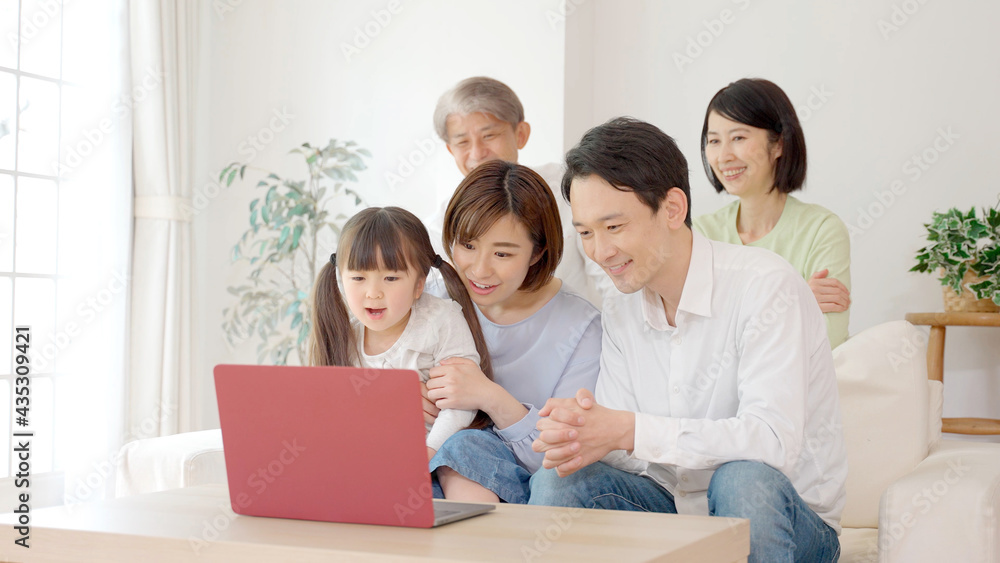 リビングでパソコンを楽しむ家族 リビングでパソコンを楽しむ家族