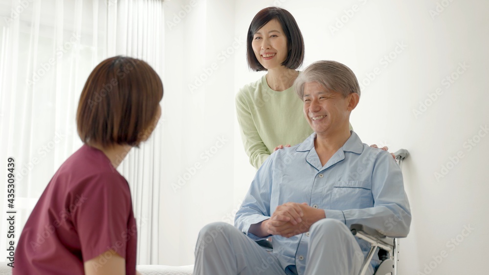 Fototapeta premium 医師の説明を受ける患者と家族