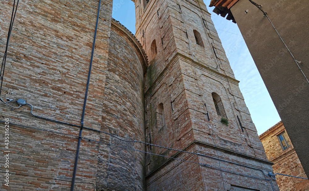 Torre campanaria e mura di una antica chiesa in un borgo medioevale