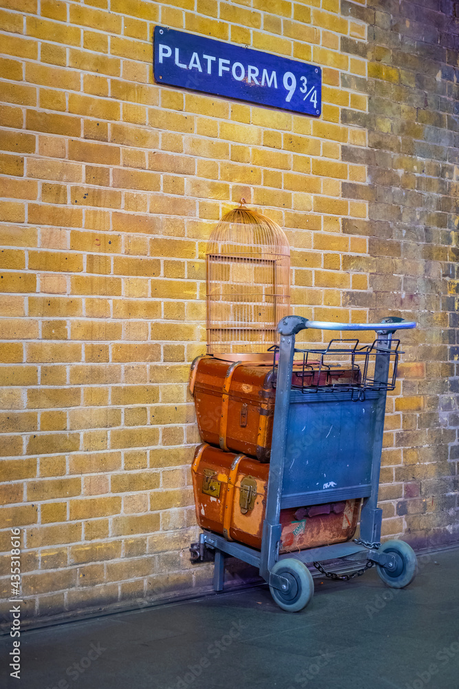 Fototapeta premium London, UK - May 12 2018: Platform 9 3/4 that taken fron Harry Potter movie in King's Cross station