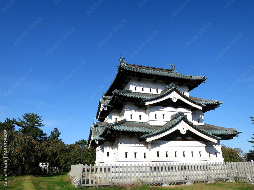 Fototapeta premium The keep tower of the Hirosaki Castle (弘前城天守) in Aomori, JAPAN
