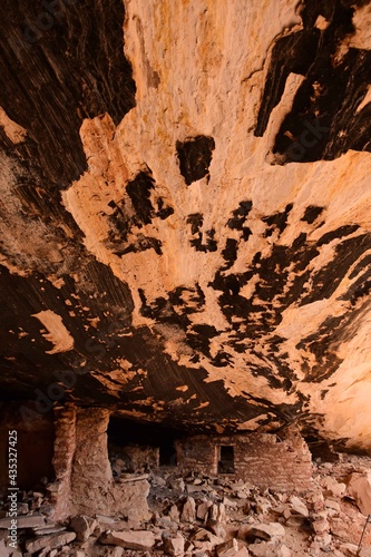 native american cliff dwellings along the trail to fishmouth cave in comb ridge, near blanding, utah 