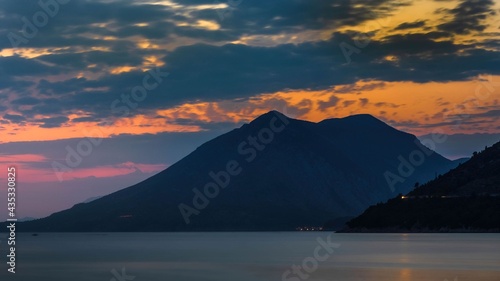Widoki na chorwackie wyspy na Adriatyku o zachodzie słońca
