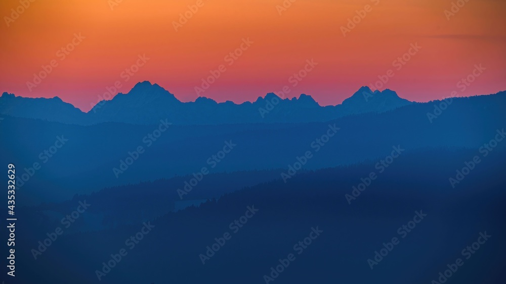 Widok gór Tatr o wschodzie słońca ze znacznej odległości 