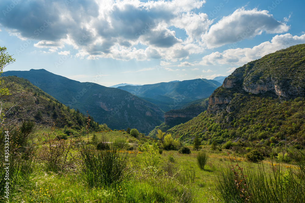 Vue sur les collines environnantes depuis les hauteurs du village de Saint-May dans la Drôme Provençale Vue sur les collines environnantes depuis les hauteurs du village de Saint-May dans la Drôme Provençale