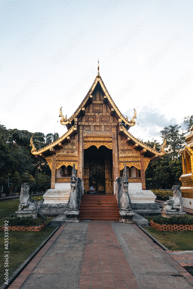 Fototapeta premium Golden Thai temples and pagodas