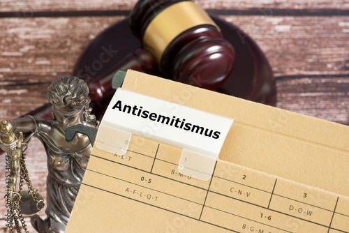 Foto Gericht, Richterhammer und Antisemitismus