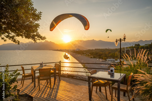 Fototapeta Naklejka Na Ścianę i Meble -  Paraglider flying over the Konyaalti beach in Antalya, Turkey