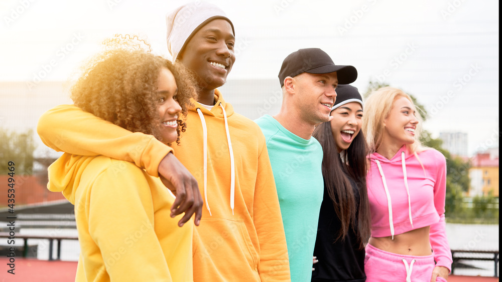 Obraz premium Multi-ethnic group people teenage friends. African-american, asian, caucasian student spending time together Multiracial friendship