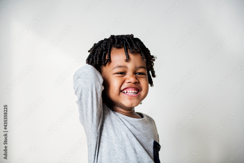 © Rawpixel.com - Portriat of young cheerful black boy © Rawpixel.com - Portriat of young cheerful black boy