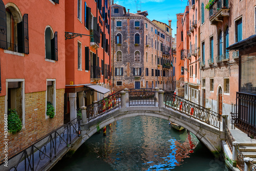 Fotografia Narrow canal with bridge in Venice, Italy