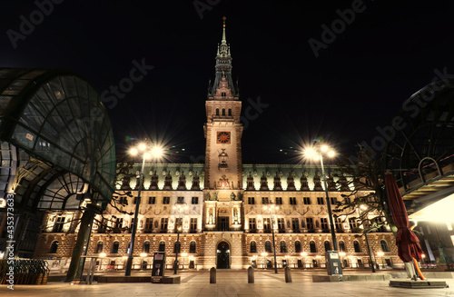 Rathaus in Hamburg bei Nacht © Tobiegrafie