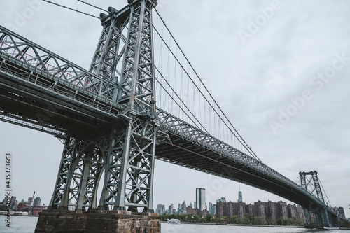 Manhattan bridge overlooking New York © Rawpixel.com
