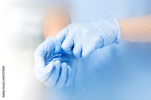 Fotografia Wearing gloves to prevent the spread of coronavirus