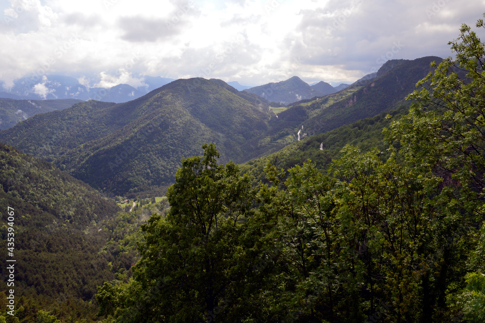 Vistas de las verdes montañas de Santa María de Montgrony desde donde ascienden pequeñas nubes. Gombrén, Cataluña.