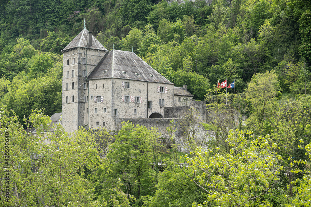Schloss bei St. Maurice, Kanton Wallis, Schweiz