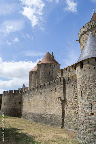 La antigua Ciudadela Medieval de Carcassonne sus calles y el rio aude -  L'ancienne citadelle médiévale de Carcasona ses rues et la rivière aude - The old Medieval Citadel of Carcassonne and the river photo