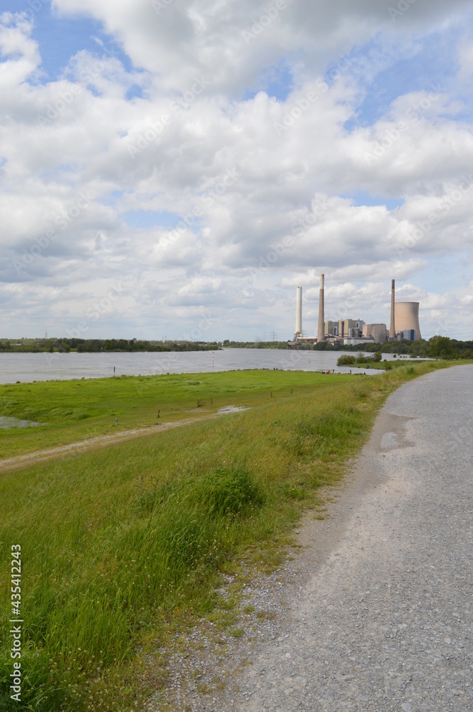 Naklejka premium Stillgelegtes Steinkohle-Kraftwerk Voerde am Niederrhein bei Dinslaken am Zufluss der Emscher und des Rotbachs in den Rhein (Mai 2021)