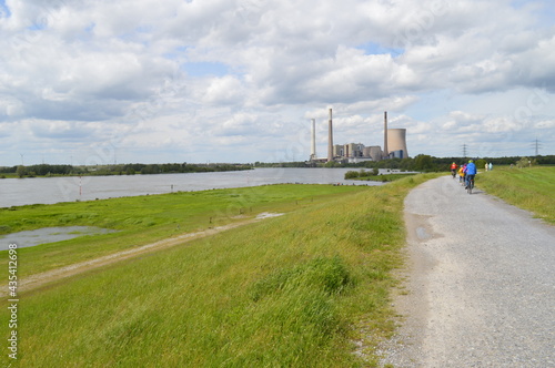 Stillgelegtes Steinkohle-Kraftwerk Voerde am Niederrhein bei Dinslaken am Zufluss der Emscher und des Rotbachs in den Rhein (Mai 2021)