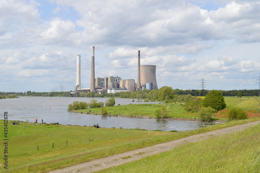 Stillgelegtes Steinkohle-Kraftwerk Voerde am Niederrhein bei Dinslaken am Zufluss der Emscher und des Rotbachs in den Rhein (Mai 2021)