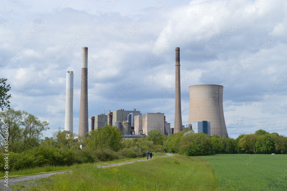 Stillgelegtes Steinkohle-Kraftwerk Voerde am Niederrhein bei Dinslaken am Zufluss der Emscher und des Rotbachs in den Rhein (Mai 2021)