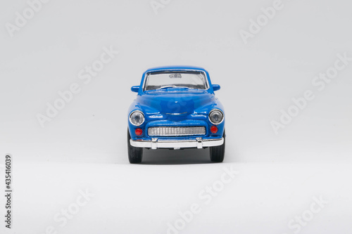 Warszawa samochód zabawka koloru niebieskiego na białym tle