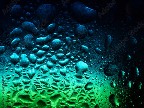 水色のライトに照らされる水滴