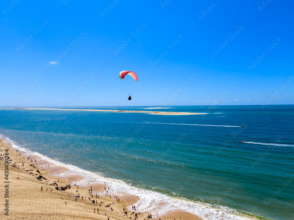 Parachute ascensionnel au dessus de la dune du Pilat, bassin d’Arcachon en Gironde Parachute ascensionnel au dessus de la dune du Pilat, bassin d’Arcachon en Gironde
