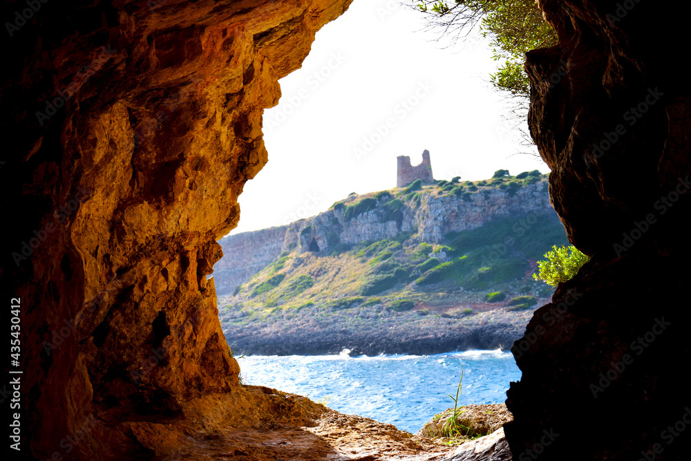 Fotografie cliff and sea with tower in the distance