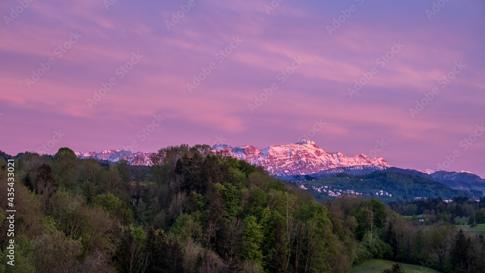 Abendsonne mit rosa beleuchteter Bergkette