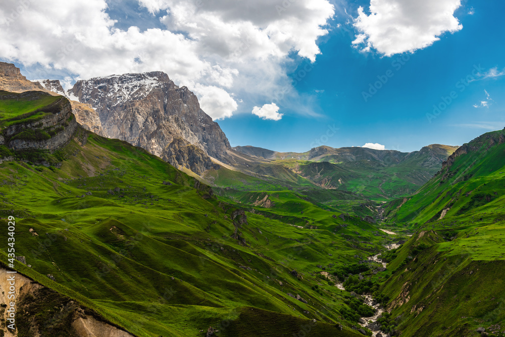 Obraz premium Green mountains and blue clouds landscape