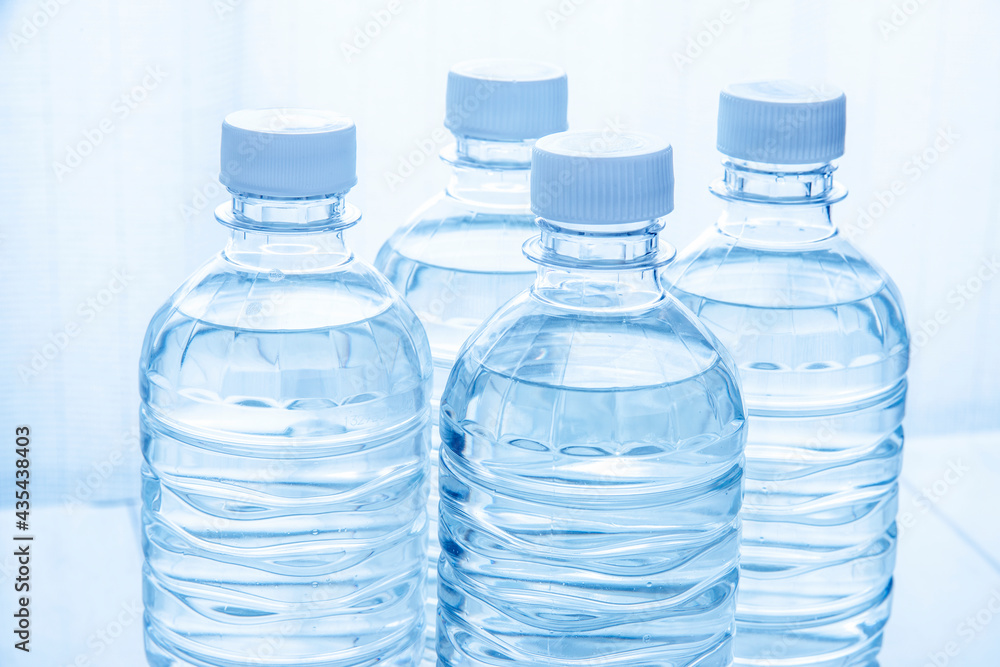 水の入ったペットボトル