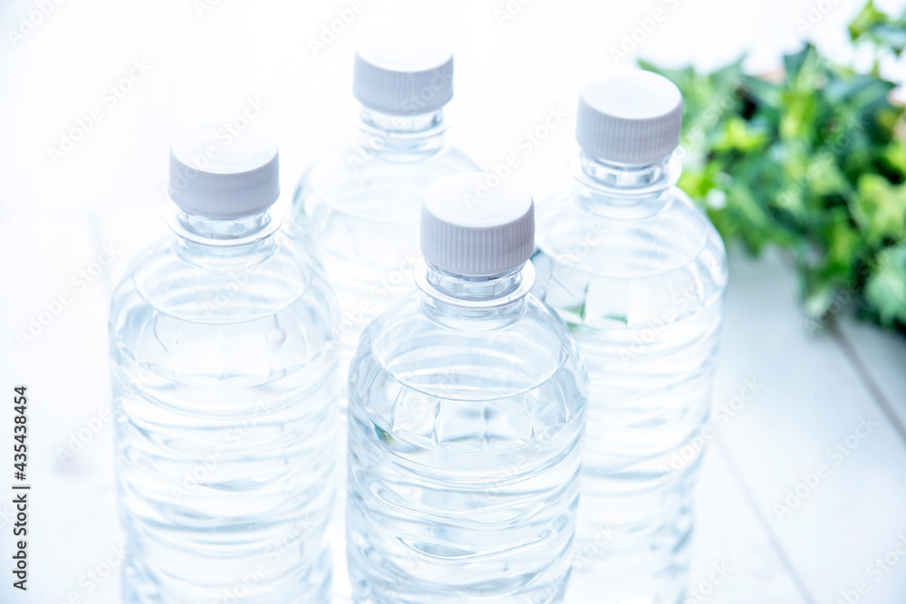 水の入ったペットボトル 水の入ったペットボトル