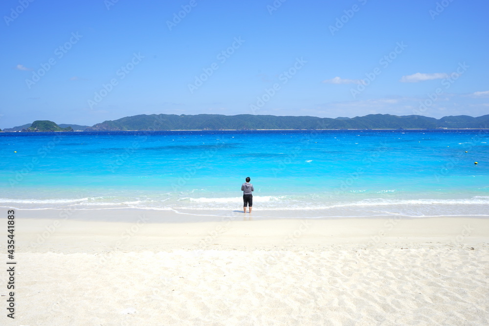 Man standing on Furuzamami Beach in Zamami island, Okinawa, Japan - 日本 沖縄 座間味島 古座間味ビーチに立つ男性