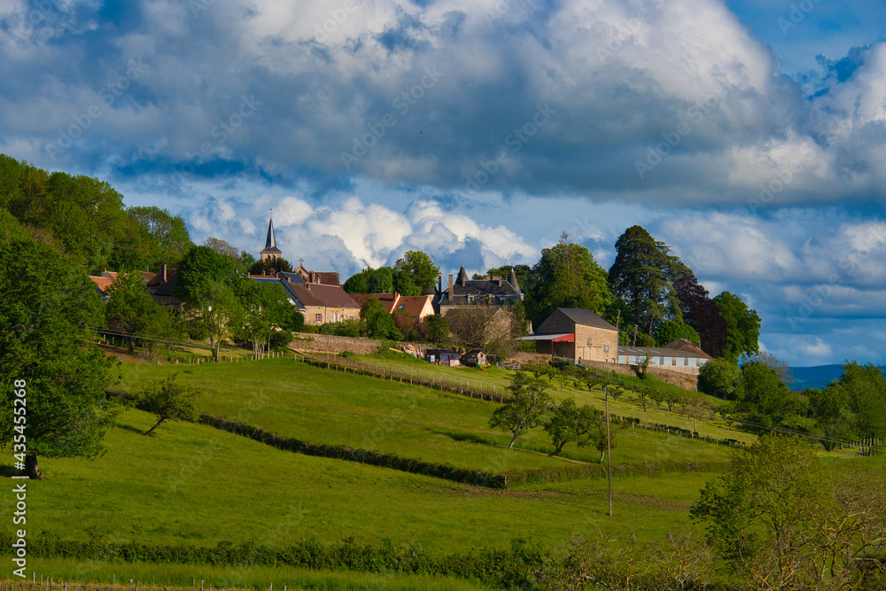 blick auf Tharoiseau im Burgund im Morvan