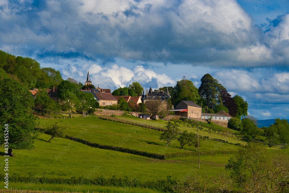 blick auf Tharoiseau im Burgund im Morvan blick auf Tharoiseau im Burgund im Morvan