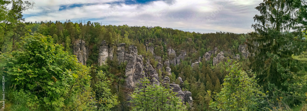 Panorama Aufnahme von Felsenlandschaft in der sächsischen Schweiz
