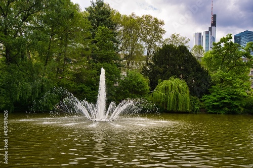 Ein Brunner in einem Park, in der Börsenstadt Frankfurt am Main. photo