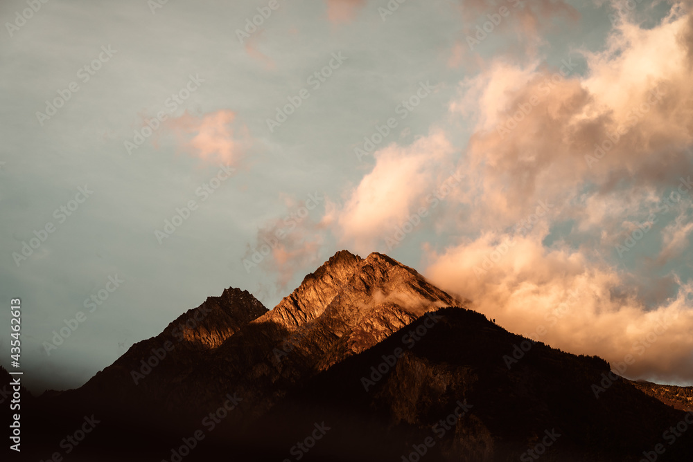 Letztes Sonnenlicht auf den Bergspitzen der Alpen in der Schweiz 