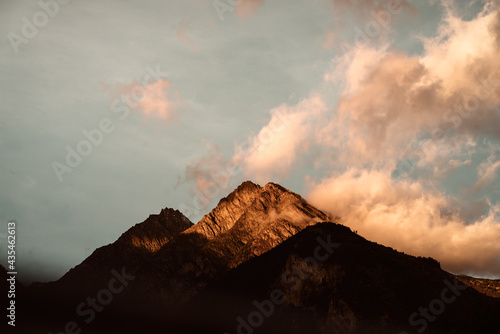 Letztes Sonnenlicht auf den Bergspitzen der Alpen in der Schweiz 