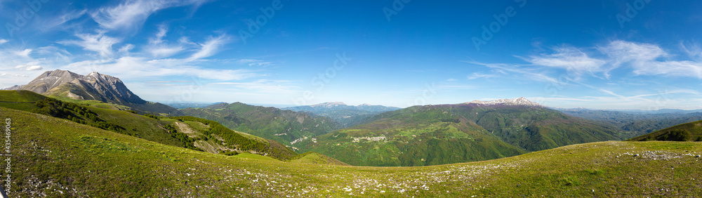 Obraz premium Foto panoramica dal punto panoramico di Forca di presta. Nella foto: Monte vettore e vallata