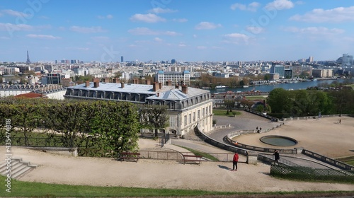 Vue panoramique sur les villes de Paris et Boulogne-Billancourt depuis un belvédère du parc du domaine national de Saint-Cloud (France)
